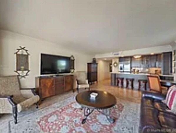 TV - 3 bedroom loft  (Daytona Beach)