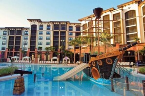 Outdoor pool, a heated pool - Ring in the New Year at Disney/Universal (Orlando)