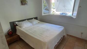 1 bedroom, desk, travel cot, free WiFi