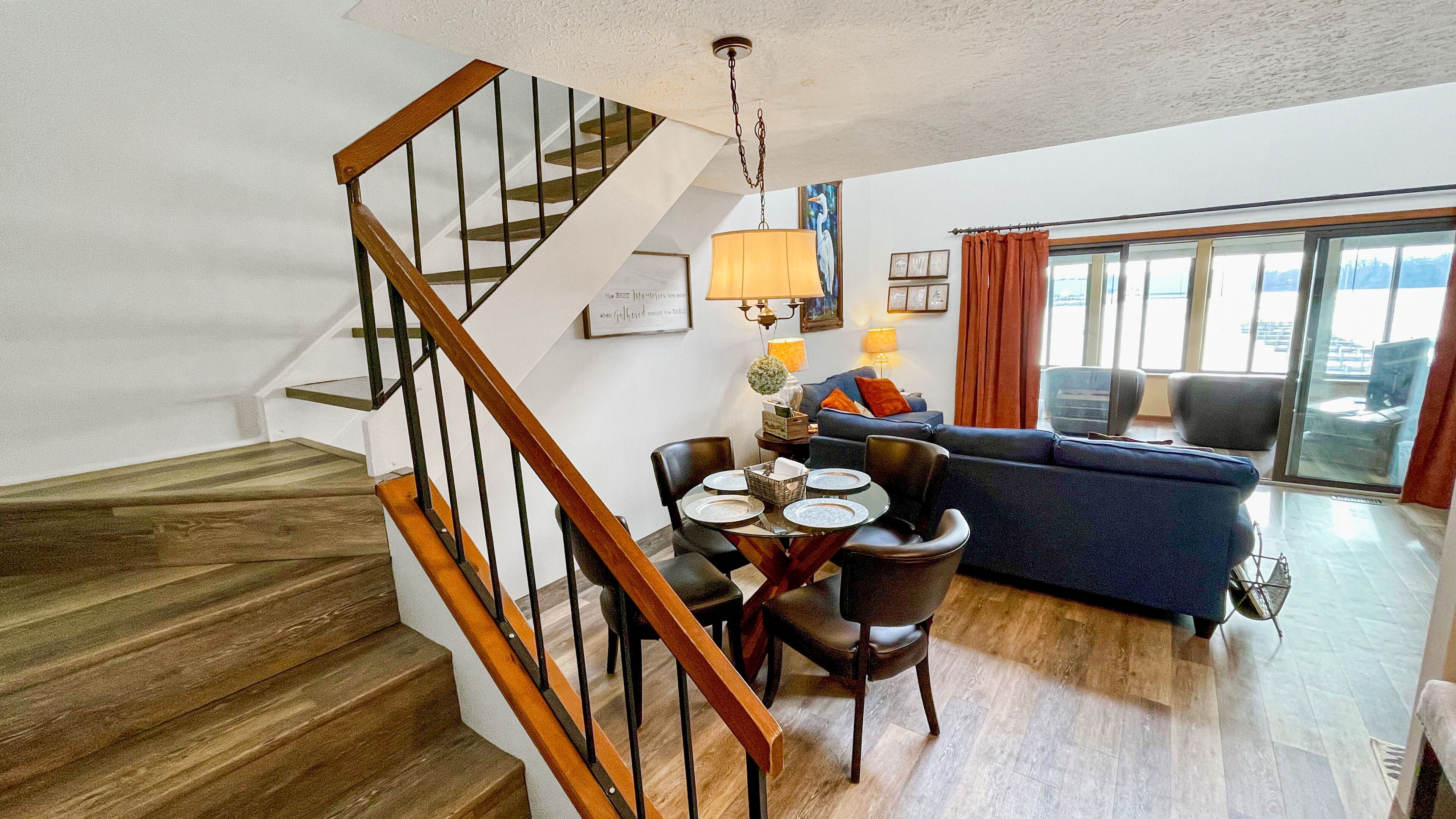 Premium Penthouse Condo, easy walk to jet express, Docks beach house & downtown