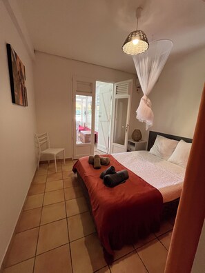 2 chambres, bureau, fer et planche Ă repasser, lit parapluie