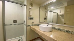 Hair dryer, towels, soap, shampoo - Enterprise Inn Poliforum (León)