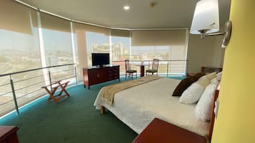 Senior Room, Hot Tub, City View