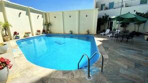 Una piscina al aire libre (de 10:00 a 20:00), sombrillas