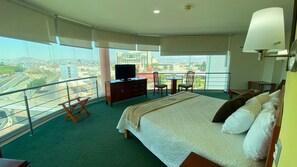 Habitación sénior, bañera de hidromasaje, vistas a la ciudad | Escritorio, espacio para trabajar con un portátil, cortinas opacas