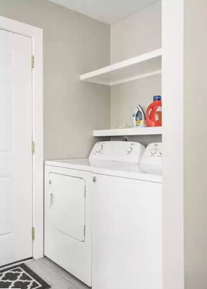 Interior - Torch Lake 4 bedroom home w/ large yard & parking (Rapid City)