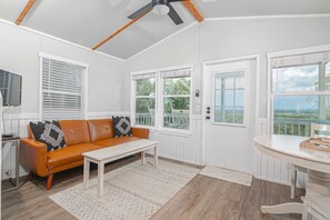 TV - Nest · Texas Tiny House with a Big View (Spring Branch)