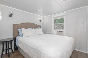 1 bedroom, travel crib, WiFi, bed sheets - Nest · Texas Tiny House with a Big View (Spring Branch)