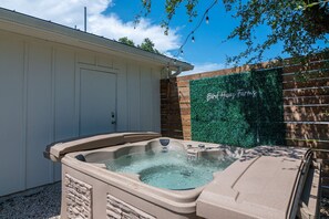 Outdoor spa tub - Hummingbird Haus · ❤️ Hill country views on 20 acres with firepit (Spring Branch)