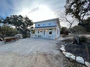 Exterior - Hummingbird Haus · ❤️ Hill country views on 20 acres with firepit (Spring Branch)