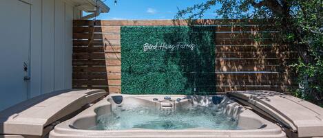 Bañera de hidromasaje al aire libre