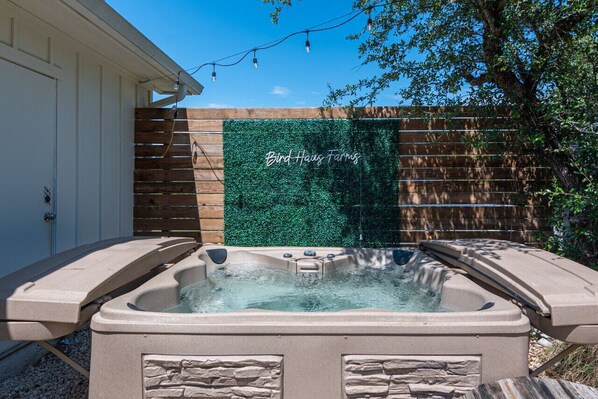Outdoor spa tub - Hummingbird Haus · ❤️ Hill country views on 20 acres with firepit (Spring Branch)