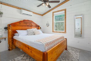 1 bedroom, iron/ironing board, travel cot, WiFi - Hummingbird Haus · ❤️ Hill country views on 20 acres with firepit (Spring Branch)