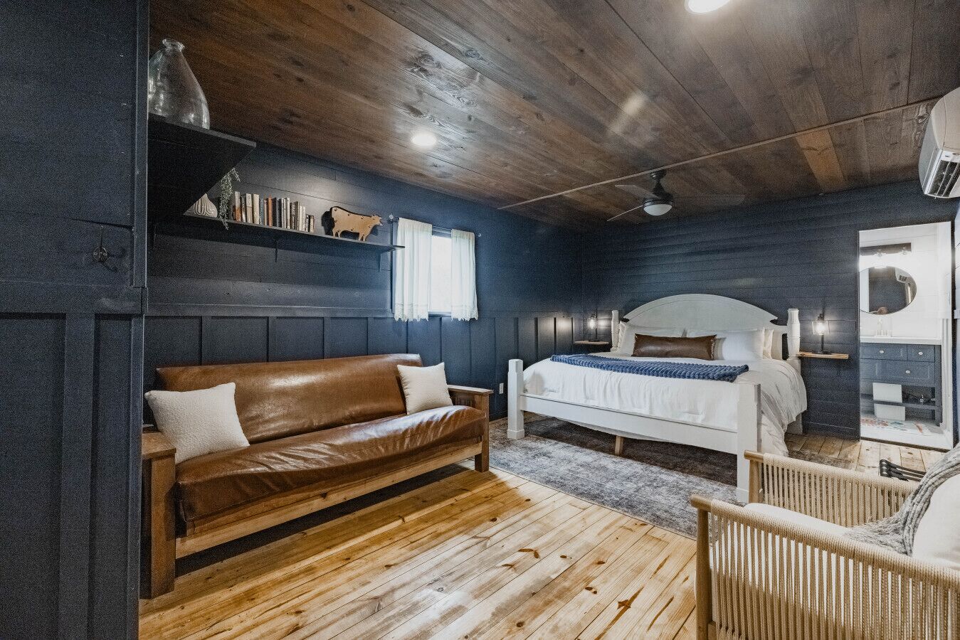 3 bedrooms, desk, iron/ironing board, travel cot