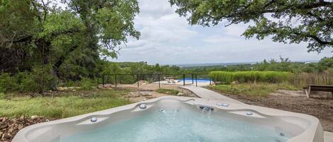 Tina de hidromasaje al aire libre