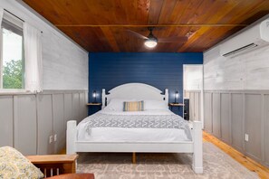 3 bedrooms, desk, iron/ironing board, travel cot