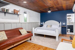 3 bedrooms, desk, iron/ironing board, travel cot - Private container pool with pond and hot tub with views (Spring Branch)