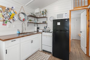 Fridge, microwave, oven, stovetop - Spring Break | Farm Escape + Hot Tub (Spring Branch)