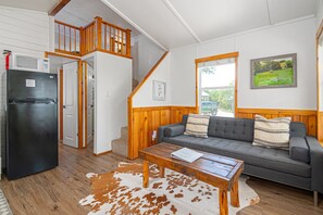 Smart TV - Spring Break | Farm Escape + Hot Tub (Spring Branch)