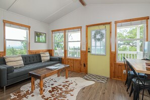 Smart TV - Spring Break | Farm Escape + Hot Tub (Spring Branch)