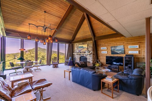 Endless Vistas - 4BR with stunning views and close proximity to town