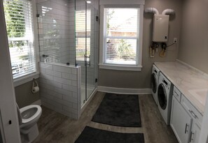 Combined shower/tub, hair dryer, towels, soap - Elvis was here in 1956! (Biloxi)