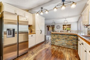 Full-sized fridge, microwave, oven, stovetop