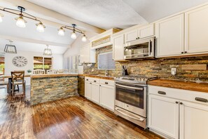 Full-sized fridge, microwave, oven, stovetop