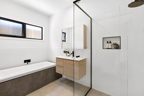 Badekar, hårføner, håndklær og sjampo