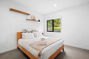 4 bedrooms, desk, iron/ironing board, WiFi - Ocean, Golf Course and Parkland Views 250m to Sand (Jan Juc)