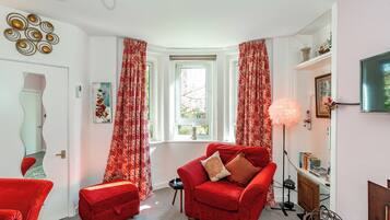 Smart TV, books, stereo