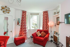 TV connectée, livres, chaîne hi-fi