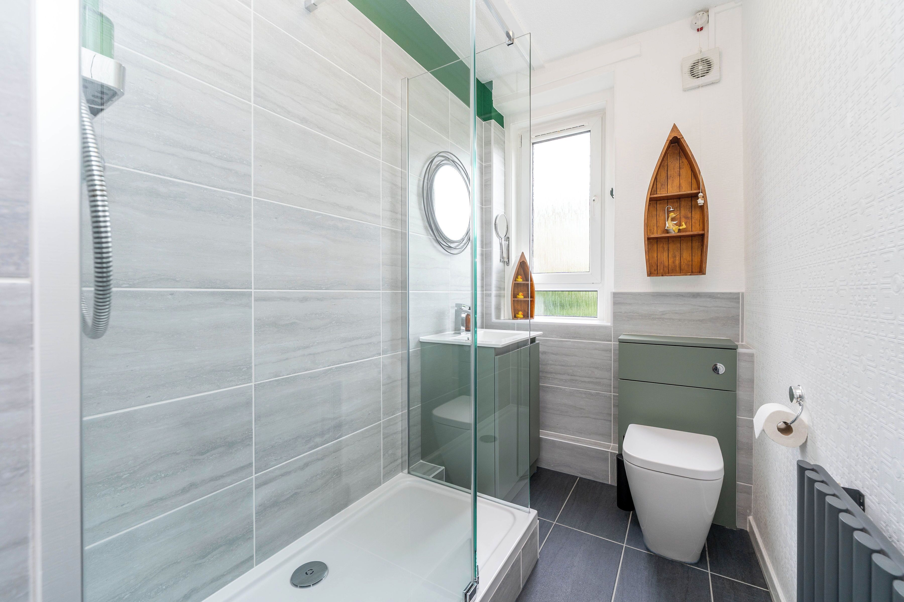 Combined shower/bathtub, hair dryer, towels, soap