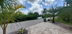 Property grounds - Beautiful, cozy, clean & fresh house on a canal with private ramp, spce to moore (Bokeelia)