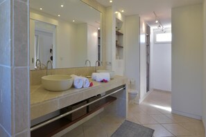 Douche, sèche-cheveux, serviettes fournies