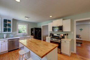 Kjøleskap, mikrobølgeovn, ovn og kokeplater