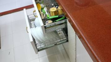 Geladeira, cooktop, chaleira elétrica, torradeira