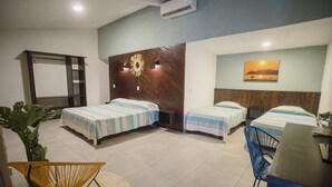Kamar Keluarga | Meja kerja, ruang kerja ramah laptop, Wi-Fi gratis, dan seprai linen