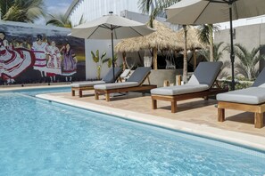 Kolam renang outdoor, dengan kursi berjemur