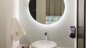 Kamar Keluarga | Kamar mandi | Shower, pancuran hujan,  dan handuk