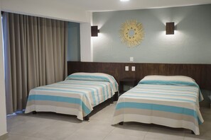 Kamar Grand | Meja kerja, ruang kerja ramah laptop, Wi-Fi gratis, dan seprai linen