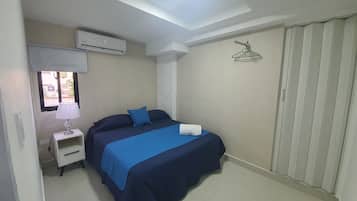 1 habitación, escritorio, tabla de planchar con plancha y cuna de viaje