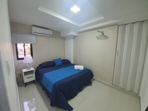 1 Schlafzimmer, Schreibtisch, Bügeleisen/Bügelbrett, Reisekinderbett