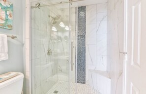 Dusche, Haartrockner, Handtücher, Seife