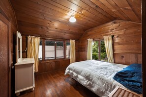 3 dormitorios, escritorio, ropa de cama