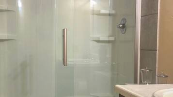 Dusche, Haartrockner, Handtücher, Toilettenpapier