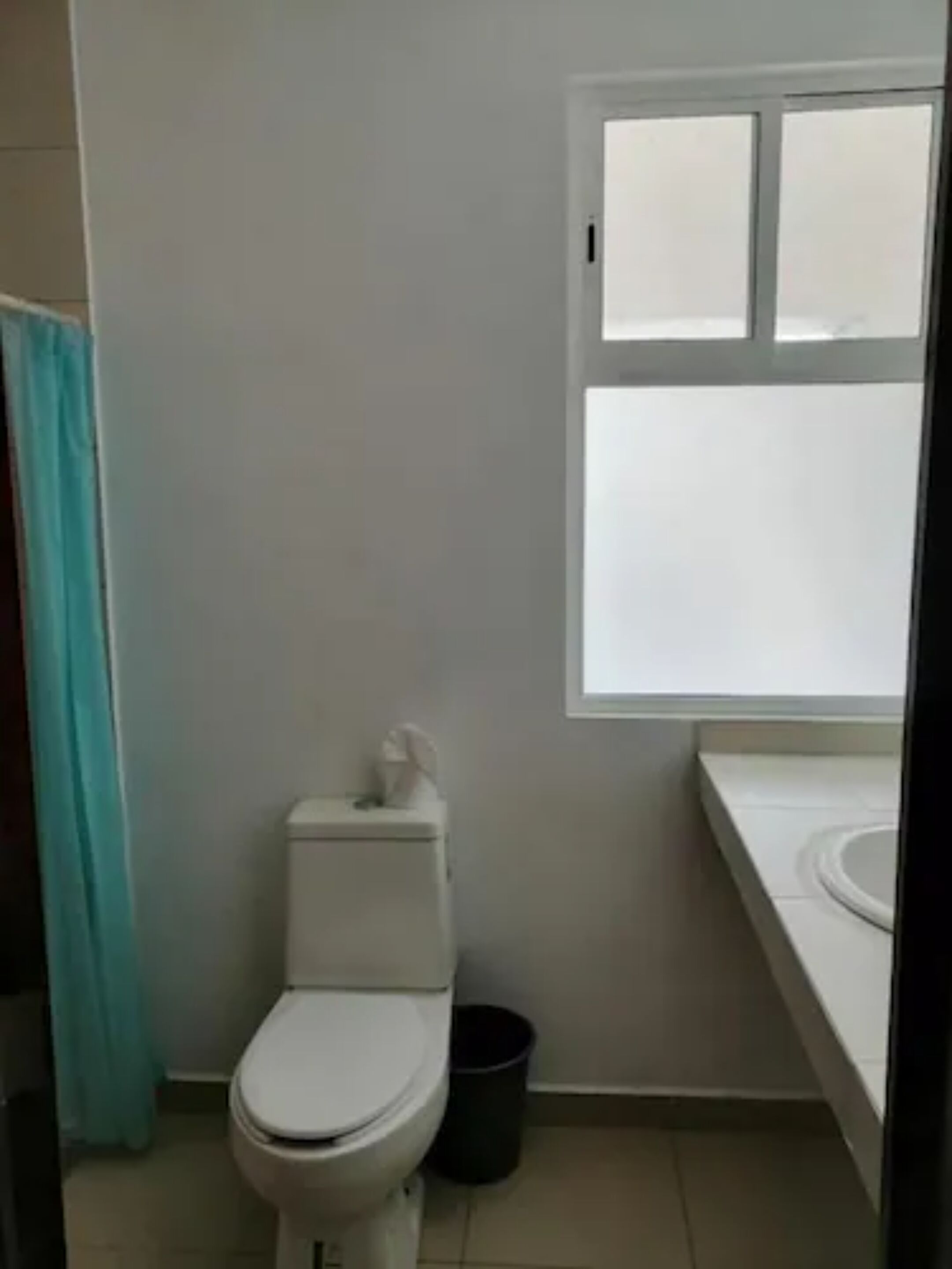 Toallas, jabón, shampoo, papel de baño 