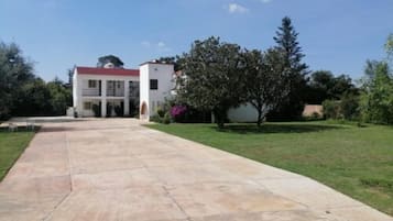 Vista frontal de la propiedad