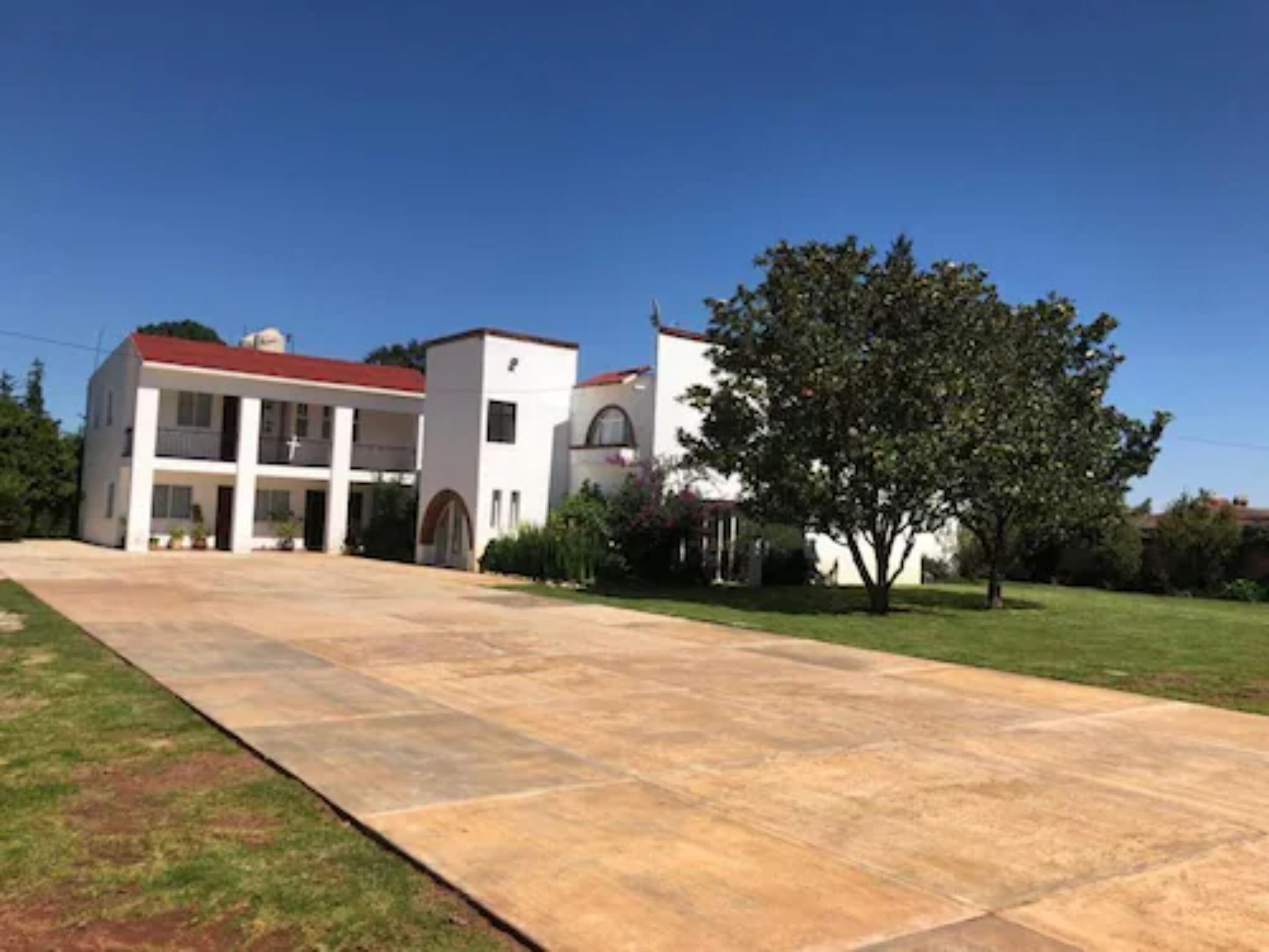 Vista frontal de la propiedad