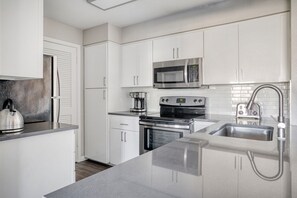 Fridge, microwave, oven, dishwasher - Ideal Sunnyvale 2BR w/ A/C, Parking & Pool, walk to Apple, by Blueground (South Bay)